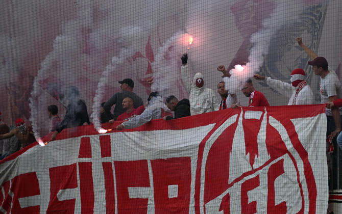 11.10.2026, xophax, Fussball 1.Bundesliga, 1.FC Koeln - Borussia Mönchengladbach . Kölner Ultras mit Pyrofackeln vor dem Spiel in der Südkurve. Koeln