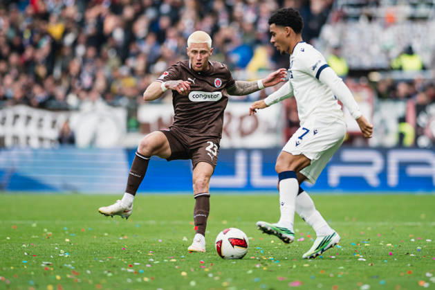 2. Bundesliga: FC St. Pauli vs. Karlsruher SC, 11.10.2026 Louis Oppie (FC St. Pauli, 23) gegen Kevin Wiethaup (Karlsruher SC, 7); Fußball, 2. Bundesliga, 7. Spieltag: FC St. Pauli vs. Karlsruher SC am 11.10.2026 im Millerntor-Stadion, Hamburg DFL REGULATIONS PROHIBIT ANY USE OF PHOTOGRAPHS AS IMAGE SEQUENCES AND OR QUASI-VIDEO. Copyright: xBEAUTIFULxSPORTS Tonhäuserx