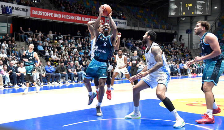 11.10.2026, xokbx, Basketball easyCredit BBL Bundesliga, Frankfurt Skyliners - Veolia Towers Hamburg v.l. William Christmas (Fraport Skyliners Frankfurt), David Muenkat (Veolia Towers Hamburg), Martin Breunig (Veolia Towers Hamburg), Zweikampf, Duell Frankfurt am Main