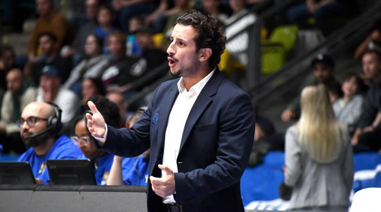 11.10.2026, xokbx, Basketball easyCredit BBL Bundesliga, Frankfurt Skyliners - Veolia Towers Hamburg v.l. Sepehr Tarrah (Fraport Skyliners Frankfurt), Mimik, Gestik, Emotion, Anweisungen Frankfurt am Main