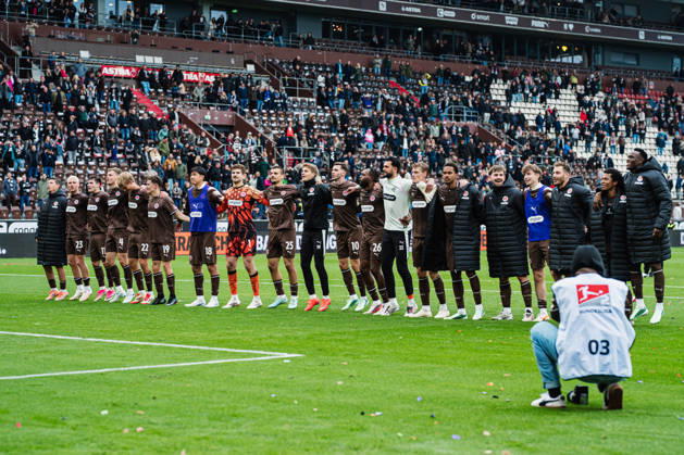 2. Bundesliga: FC St. Pauli vs. Karlsruher SC, 11.10.2026 Die Mannschaft von St. Pauli feiert zu den Fans; Fußball, 2. Bundesliga, 7. Spieltag: FC St. Pauli vs. Karlsruher SC am 11.10.2026 im Millerntor-Stadion, Hamburg DFL REGULATIONS PROHIBIT ANY USE OF PHOTOGRAPHS AS IMAGE SEQUENCES AND OR QUASI-VIDEO. Copyright: xBEAUTIFULxSPORTS Tonhäuserx