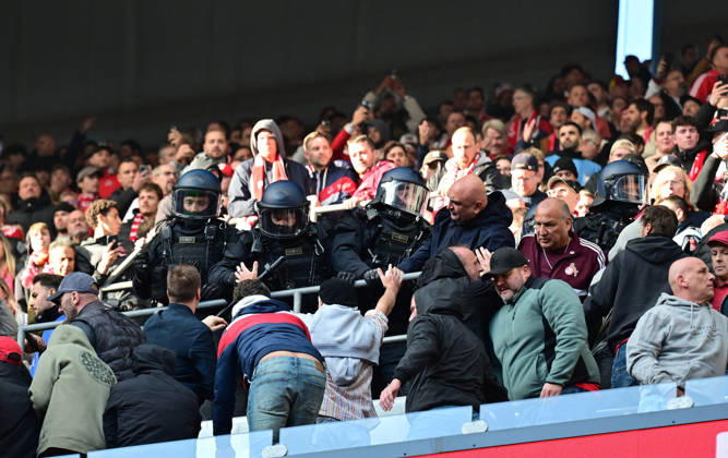 Sport Bilder des Tages 11.10.2026; Koeln; Fussball, Herren, Saison 2026 2027, 1. FC Koeln vs. Borussia Moenchengladbach Randale, Ausschreitungen auf den Raengen. Die Polizei musste eingreifen DFL regulations prohibit any use of photographs as image sequences and or quasi-video. Rhein-Energie-Stadion Nordrhein-Westfalen Deutschland