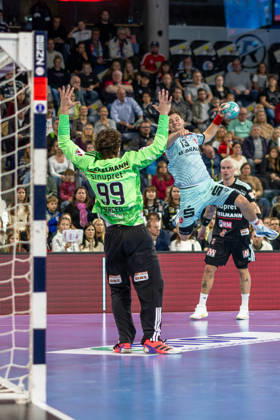 Leon Stehl (MT Melsungen, 13) auf Tin Herceg (HC Erlangen, 99) GER, HC Erlangen vs. MT Melsungen, Handball, Opel Handball-Bundesliga, 8. Spieltag, Spielzeit 2026 2027, 11.10.2026 GER, HC Erlangen vs. MT Melsungen, Handball, Opel Handball-Bundesliga, 8. Spieltag, Spielzeit 2026 2027, 11.10.2026 Nuernberg Copyright: xEibner-Pressefoto ArdanxFuessmanx EP_AFN