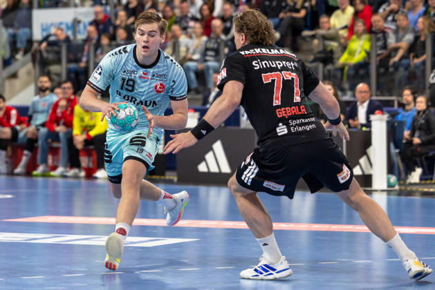 Reynir Thor Stefansson (MT Melsungen, 19) und Maciej Gebala (HC Erlangen, 77) GER, HC Erlangen vs. MT Melsungen, Handball, Opel Handball-Bundesliga, 8. Spieltag, Spielzeit 2026 2027, 11.10.2026 GER, HC Erlangen vs. MT Melsungen, Handball, Opel Handball-Bundesliga, 8. Spieltag, Spielzeit 2026 2027, 11.10.2026 Nuernberg Copyright: xEibner-Pressefoto ArdanxFuessmanx EP_AFN