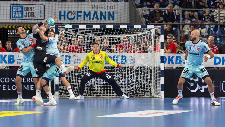 Nebojsa Simic (MT Melsungen, 16) im Tor, Marek Nissen (HC Erlangen, 06) im Zweikampf mit Nikolaj Enderleit (MT Melsungen, 04). GER, HC Erlangen vs. MT Melsungen, Handball, Opel Handball-Bundesliga, 8. Spieltag, Spielzeit 2026 2027, 11.10.2026 GER, HC Erlangen vs. MT Melsungen, Handball, Opel Handball-Bundesliga, 8. Spieltag, Spielzeit 2026 2027, 11.10.2026 Nuernberg Copyright: xEibner-Pressefoto ArdanxFuessmanx EP_AFN