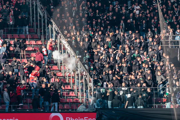 KOELN, GERMANY - OCTOBER 11: Fans of Borussia Moenchengladbach throwing pyrotechnics over into the 1. FC Koeln fans after breaking the security glass during the Bundesliga match between 1. FC Koeln vs. Borussia Moenchengladbach at Rheinenergie-Stadion on matchday 5 of the 1. Bundesliga on October 11, 2026 in Koeln, Germany. DFL REGULATIONS PROHIBIT ANY USE OF PHOTOGRAPHS AS IMAGE SEQUENCES AND OR QUASI-VIDEO. North Rhine Westphalia Germany Copyright: xSteffiexWunderlx