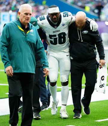 Jalyx Hunt of Philadelphia Eagles is helped off injured at half time Philadelphia Eagles v Jacksonville Jaguars, NFL, American Football Herren, USA American Football, Tottenham Hotspur Stadium, London, UK - 11 Oct 2026London Tottenham Hotspur Stadium United Kingdom  Copyright: xJavierxGarcia Shutterstockx 17210450ac