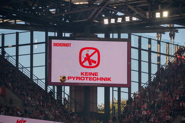 Deutschland: 1.Bundesliga 2026 2027, 5. Spieltag, 1.FC Köln vs Borussia Mönchengladbach, Sonntag, 11.10.2026 RheinEnergie-Stadion (Köln-Nordrhein-Westfalen): Bildinfo, Bildschirm, Pyrotechnik, Pyro, Bengalos, Rauch, Nebel, rote Leuchtfackeln, Fahnen, Ultras, Support, Spielunterbrechung, Sicherheit Köln RheinEnergier-Stadion, Köln Deutschland Copyright: xOrhanxHabashx