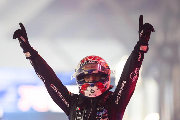 F1 - SINGAPORE GRAND PRIX 2026 VERSTAPPEN Max (nld), Red Bull Racing RB22, portrait, parc fermÃ celebration during the 2026 Formula 1 Singapore Grand Prix, 17th round of the 2026 Formula One World Championship, WM, Weltmeisterschaft from October 9 to 11, 2026 on the Marina Bay Street Circuit, in Singapore, Singapore - SingaporeSingapore  Copyright: xAndrÃ xFerreirax