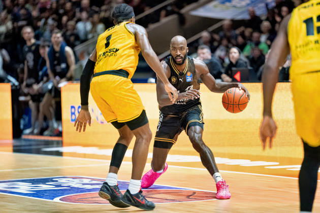 Sheldon Edwards (Nr. 13 Basketball Loewen Braunschweig) gegen Justin Kier (Nr. 1 MHP Riesen Ludwigsburg) GER, Basketball Loewen Braunschweig gegen MHP Riesen Ludwigsburg, Basketball, easyCredit BBL, Woche 3, Spielzeit 2026 27, 11.10.2026 GER, Basketball Loewen Braunschweig gegen MHP Riesen Ludwigsburg, Basketball, easyCredit BBL, Woche 3, Spielzeit 2026 27, 11.10.2026 Braunschweig Copyright: xEibner-Pressefoto DanielxREINELTx EP_DRT