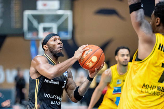 DeJour Reaves (Nr. 3 Basketball Loewen Braunschweig) gegen Elijah Hughes (Nr. 7 MHP Riesen Ludwigsburg) GER, Basketball Loewen Braunschweig gegen MHP Riesen Ludwigsburg, Basketball, easyCredit BBL, Woche 3, Spielzeit 2026 27, 11.10.2026 GER, Basketball Loewen Braunschweig gegen MHP Riesen Ludwigsburg, Basketball, easyCredit BBL, Woche 3, Spielzeit 2026 27, 11.10.2026 Braunschweig Copyright: xEibner-Pressefoto DanielxREINELTx EP_DRT