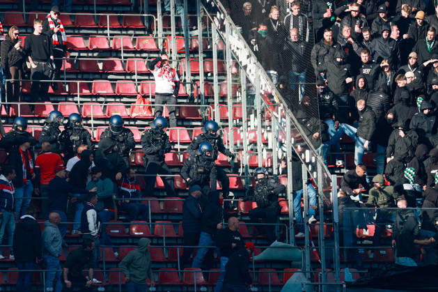 1. Bundesliga - 26 27 - 1. FC Köln - Borussia Mönchengladbach am 11.10.2026 im RheinEnergieSTADION in Köln Die Polizei muss den Bereich zwischen dem Gästeblock und den Heimbereich schützen