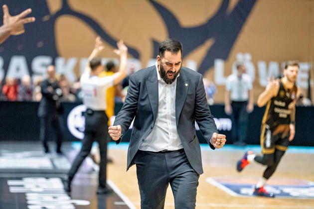 Ramon Diaz (Headcoach Basketball Loewen Braunschweig) jubelt GER, Basketball Loewen Braunschweig gegen MHP Riesen Ludwigsburg, Basketball, easyCredit BBL, Woche 3, Spielzeit 2026 27, 11.10.2026 GER, Basketball Loewen Braunschweig gegen MHP Riesen Ludwigsburg, Basketball, easyCredit BBL, Woche 3, Spielzeit 2026 27, 11.10.2026 Braunschweig Copyright: xEibner-Pressefoto DanielxREINELTx EP_DRT