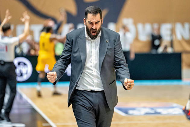 Ramon Diaz (Headcoach Basketball Loewen Braunschweig) jubelt GER, Basketball Loewen Braunschweig gegen MHP Riesen Ludwigsburg, Basketball, easyCredit BBL, Woche 3, Spielzeit 2026 27, 11.10.2026 GER, Basketball Loewen Braunschweig gegen MHP Riesen Ludwigsburg, Basketball, easyCredit BBL, Woche 3, Spielzeit 2026 27, 11.10.2026 Braunschweig Copyright: xEibner-Pressefoto DanielxREINELTx EP_DRT