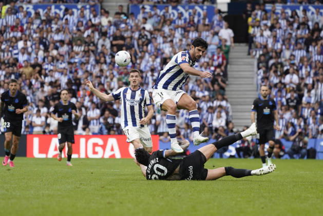 Jose Maria Gimenez of Deportivo La Coruna and Goncalo Guedes of Real Sociedad seen during LaLiga EA Sports 26 27 game between teams of Real Sociedad and Deportivo la Coruna (Mickael Ducint Ball Raw Images) San Sebastian Estadio Anoeta Spain Copyright: xMickaelxDucintx mickaelducint_RealSociedad_Deportivo709