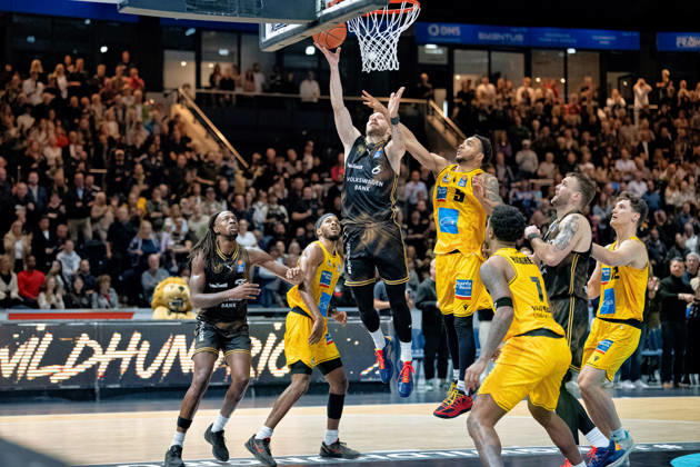 Ferdinand Zylka (Nr. 6 Basketball Loewen Braunschweig) gegen Ish Leggett (Nr. 5 MHP Riesen Ludwigsburg) am Korb GER, Basketball Loewen Braunschweig gegen MHP Riesen Ludwigsburg, Basketball, easyCredit BBL, Woche 3, Spielzeit 2026 27, 11.10.2026 GER, Basketball Loewen Braunschweig gegen MHP Riesen Ludwigsburg, Basketball, easyCredit BBL, Woche 3, Spielzeit 2026 27, 11.10.2026 Braunschweig Copyright: xEibner-Pressefoto DanielxREINELTx EP_DRT