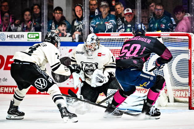 Peter Spornberger (Iserlohn Roosters, 50) Dustin Strahlmeier (Grizzlys Wolfsburg, 1) Yanik Möser (Grizzlys Wolfsburg, 24), GER, Iserlohn Roosters vs. Grizzlys Wolfsburg, Eishockey, Penny-DEL, 08. Spieltag, Spielzeit 2026 2027, 11.10.2026, GER, Iserlohn Roosters vs. Grizzlys Wolfsburg, Eishockey, Penny-DEL, 08. Spieltag, Spielzeit 2026 2027, 11.10.2026 Iserlohn Copyright: xJonasxBrockmann Eibner-Pressefotox EP_JBN