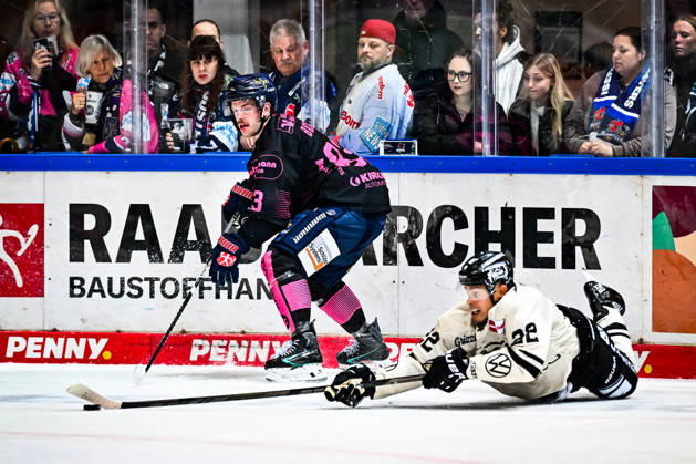 Daryl Boyle (Grizzlys Wolfsburg, 22) Kevin Bicker (Iserlohn Roosters, 83), GER, Iserlohn Roosters vs. Grizzlys Wolfsburg, Eishockey, Penny-DEL, 08. Spieltag, Spielzeit 2026 2027, 11.10.2026, GER, Iserlohn Roosters vs. Grizzlys Wolfsburg, Eishockey, Penny-DEL, 08. Spieltag, Spielzeit 2026 2027, 11.10.2026 Iserlohn Copyright: xJonasxBrockmann Eibner-Pressefotox EP_JBN