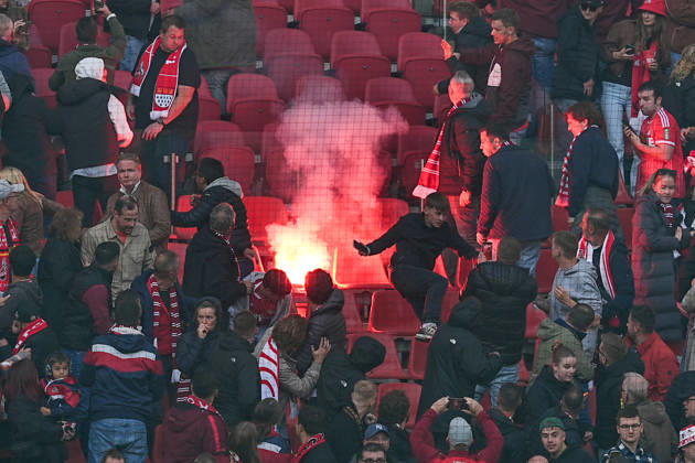 11.10.2026, xydrx, Herren, Fußball, 1.Bundesliga, 1.FC Köln - Borussia Mönchengladbach, Saison 2026 2027, RheinEnergieSTADION: Fans flüchten vor Pyrotechnik welche geworfen wurde DFB regulations prohibit any use of photographs as image sequences and or quasi-video. Copyright: HMBxMedia YannisxDreimann