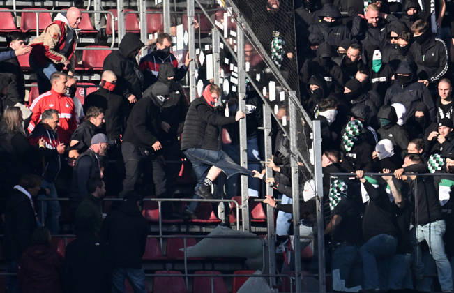 11.10.2026, xophax, Fussball 1.Bundesliga, 1.FC Koeln - Borussia Mönchengladbach . Ultras und Hooligans vom 1.FC Köln , links und Mönchengladbach gehen in der Nordkurve aufeinander los. Koeln