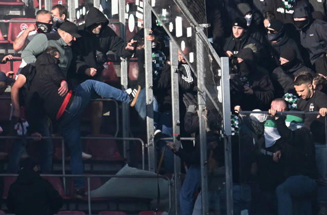 11.10.2026, xophax, Fussball 1.Bundesliga, 1.FC Koeln - Borussia Mönchengladbach . Ultras und Hooligans vom 1.FC Köln , links und Mönchengladbach gehen in der Nordkurve aufeinander los. Koeln