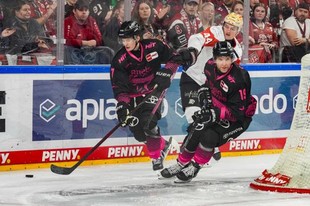 Eishockey Penny-DEL 8.Spieltag Kölner Haie - Nürnberg Ice Tigers am 11.10.2026 in der Lanxess Arena in Köln Carlos Händel ( Köln ), links - Josef Eham ( Nürnberg ), mitte - Frederik Storm ( Köln ), rechts Gemäß den Vorgaben der DEL Deutsche Eishockey Liga ist die Publikation und Weiterverwertung der Aufnahmen in elektronischen Medien und Endgeräten aller Art während des laufenden Spiels nicht zulässig.