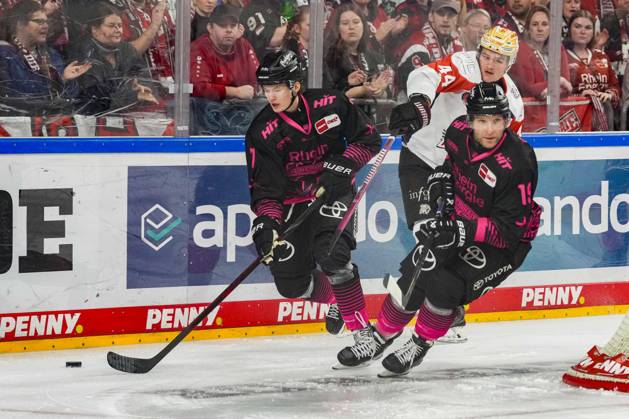 Eishockey Penny-DEL 8.Spieltag Kölner Haie - Nürnberg Ice Tigers am 11.10.2026 in der Lanxess Arena in Köln Carlos Händel ( Köln ), links - Josef Eham ( Nürnberg ), mitte - Frederik Storm ( Köln ), rechts Gemäß den Vorgaben der DEL Deutsche Eishockey Liga ist die Publikation und Weiterverwertung der Aufnahmen in elektronischen Medien und Endgeräten aller Art während des laufenden Spiels nicht zulässig.