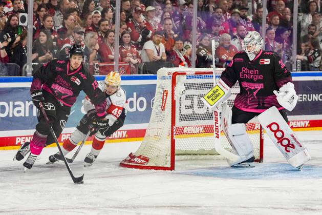 Eishockey Penny-DEL 8.Spieltag Kölner Haie - Nürnberg Ice Tigers am 11.10.2026 in der Lanxess Arena in Köln Louis-Marc Aubry ( Köln ), links - Tohmas Heigl ( Nürnberg ), mitte - Janne Juvonen ( Köln ), rechts Gemäß den Vorgaben der DEL Deutsche Eishockey Liga ist die Publikation und Weiterverwertung der Aufnahmen in elektronischen Medien und Endgeräten aller Art während des laufenden Spiels nicht zulässig.