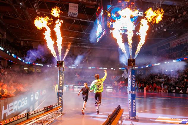 11.10.2026 - Handball - 1. Bundesliga OPEL HBL - Saison 2026 2027 - 08. Spieltag: HC Erlangen Metropolregion Nürnberg HCE - MT Melsungen - DaMa - xdaxmax - Tin Herceg (99, HC Erlangen HCE ) mit Einlaufkind