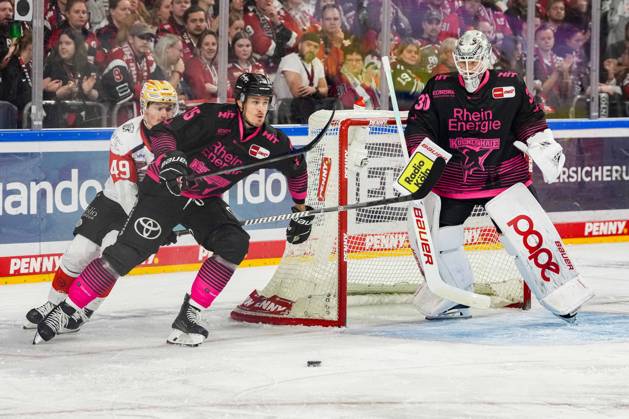 Eishockey Penny-DEL 8.Spieltag Kölner Haie - Nürnberg Ice Tigers am 11.10.2026 in der Lanxess Arena in Köln Tohmas Heigl ( Nürnberg ), links - Louis-Marc Aubry ( Köln ), mitte - Janne Juvonen ( Köln ), rechts Gemäß den Vorgaben der DEL Deutsche Eishockey Liga ist die Publikation und Weiterverwertung der Aufnahmen in elektronischen Medien und Endgeräten aller Art während des laufenden Spiels nicht zulässig.