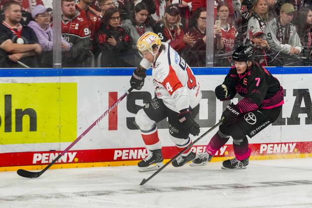 Eishockey Penny-DEL 8.Spieltag Kölner Haie - Nürnberg Ice Tigers am 11.10.2026 in der Lanxess Arena in Köln Josef Eham ( Nürnberg ), links - Carlos Händel ( Köln ), rechts Gemäß den Vorgaben der DEL Deutsche Eishockey Liga ist die Publikation und Weiterverwertung der Aufnahmen in elektronischen Medien und Endgeräten aller Art während des laufenden Spiels nicht zulässig.
