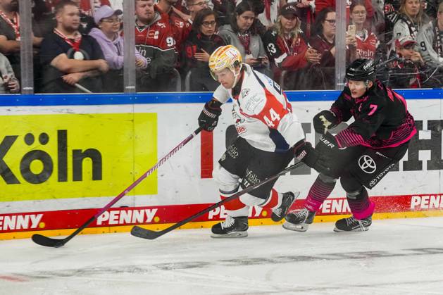 Eishockey Penny-DEL 8.Spieltag Kölner Haie - Nürnberg Ice Tigers am 11.10.2026 in der Lanxess Arena in Köln Josef Eham ( Nürnberg ), links - Carlos Händel ( Köln ), rechts Gemäß den Vorgaben der DEL Deutsche Eishockey Liga ist die Publikation und Weiterverwertung der Aufnahmen in elektronischen Medien und Endgeräten aller Art während des laufenden Spiels nicht zulässig.