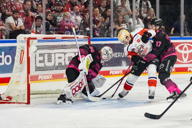 Eishockey Penny-DEL 8.Spieltag Kölner Haie - Nürnberg Ice Tigers am 11.10.2026 in der Lanxess Arena in Köln Janne Juvonen ( Köln ), links - Greg Meireles ( Nürnberg ), mitte - Jan Luca Sennhenn ( Köln ), rechts Gemäß den Vorgaben der DEL Deutsche Eishockey Liga ist die Publikation und Weiterverwertung der Aufnahmen in elektronischen Medien und Endgeräten aller Art während des laufenden Spiels nicht zulässig.