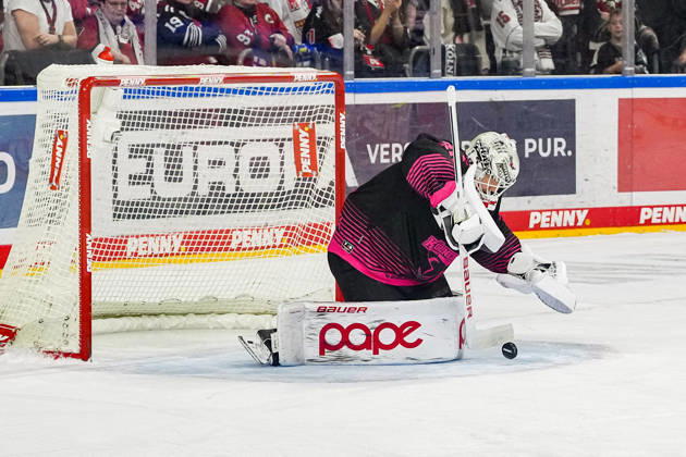 Eishockey Penny-DEL 8.Spieltag Kölner Haie - Nürnberg Ice Tigers am 11.10.2026 in der Lanxess Arena in Köln Janne Juvonen ( Köln ), wehrt einen Nürnberger Torschuss erfolgreich ab Gemäß den Vorgaben der DEL Deutsche Eishockey Liga ist die Publikation und Weiterverwertung der Aufnahmen in elektronischen Medien und Endgeräten aller Art während des laufenden Spiels nicht zulässig.
