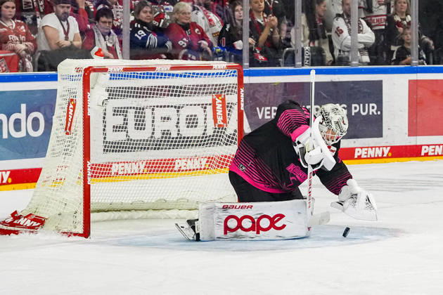 Eishockey Penny-DEL 8.Spieltag Kölner Haie - Nürnberg Ice Tigers am 11.10.2026 in der Lanxess Arena in Köln Janne Juvonen ( Köln ), wehrt einen Nürnberger Torschuss erfolgreich ab Gemäß den Vorgaben der DEL Deutsche Eishockey Liga ist die Publikation und Weiterverwertung der Aufnahmen in elektronischen Medien und Endgeräten aller Art während des laufenden Spiels nicht zulässig.