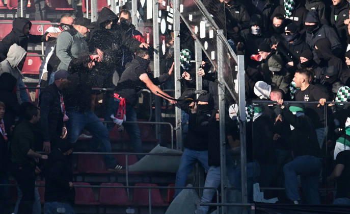 11.10.2026, xophax, Fussball 1.Bundesliga, 1.FC Koeln - Borussia Mönchengladbach . Ultras und Hooligans vom 1.FC Köln , links und Mönchengladbach gehen in der Nordkurve aufeinander los. Koeln