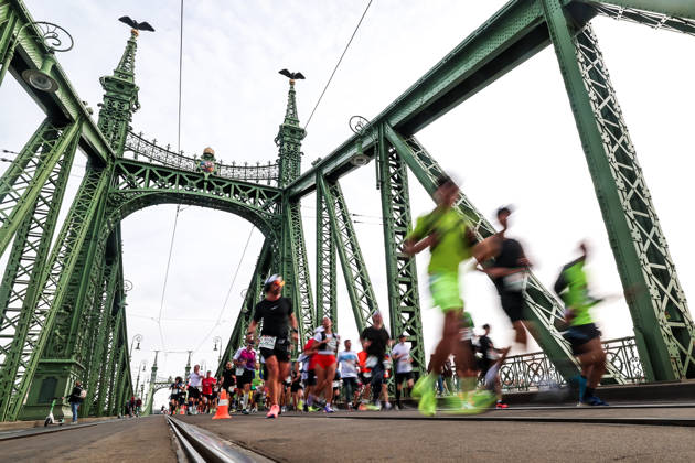 (261011) -- BUDAPEST, Oct. 11, 2026 -- Runners cross the Liberty Bridge during the 41st SPAR Budapest Marathon in Budapest, Hungary, Oct. 11, 2026. (Photo by Xinhua) (SP)HUNGARY-BUDAPEST-BUDAPEST MARATHON DavidxBalogh 
