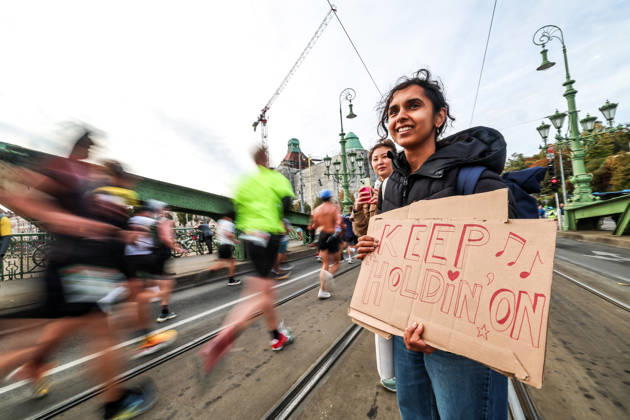 (261011) -- BUDAPEST, Oct. 11, 2026 -- A spectator holds a sign to cheer on runners during the 41st SPAR Budapest Marathon in Budapest, Hungary, Oct. 11, 2026. (Photo by Xinhua) (SP)HUNGARY-BUDAPEST-BUDAPEST MARATHON DavidxBalogh 