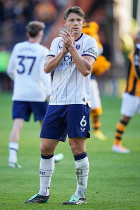 Premier League: Hull City v Everton James Tarkowski of Everton applauds the fans after the final whistle during the Premier League match Hull City vs Everton at MKM Stadium, Hull, United Kingdom on 11 October 2026 (Photo by Maynard Manyowa News Images) Hull MKM Stadium East Riding of Yorkshire United Kingdom Copyright: xMaynardxManyowa NewsxImagesx