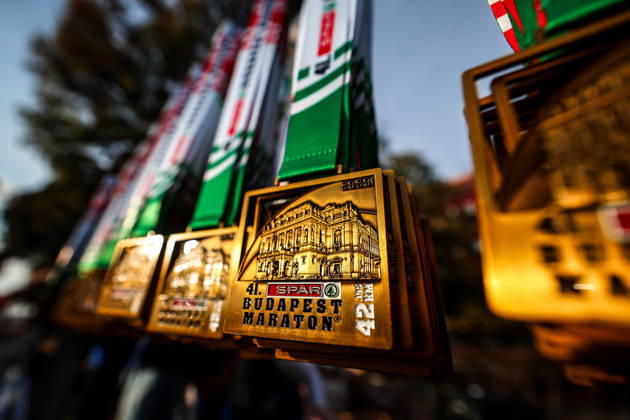 (261011) -- BUDAPEST, Oct. 11, 2026 -- Photo taken on Oct. 11, 2026 shows the finisher s medal of the 41st SPAR Budapest Marathon in Budapest, Hungary, Oct. 11, 2026. (Photo by Xinhua) (SP)HUNGARY-BUDAPEST-BUDAPEST MARATHON DavidxBalogh 