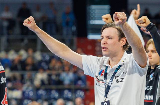 11.10.2026 - Handball - 1. Bundesliga OPEL HBL - Saison 2026 2027 - 08. Spieltag: HC Erlangen Metropolregion Nürnberg HCE - MT Melsungen - DaMa - xdaxmax - Johannes Sellin ( Trainer HC Erlangen HCE ) ballt Faust Fäuste