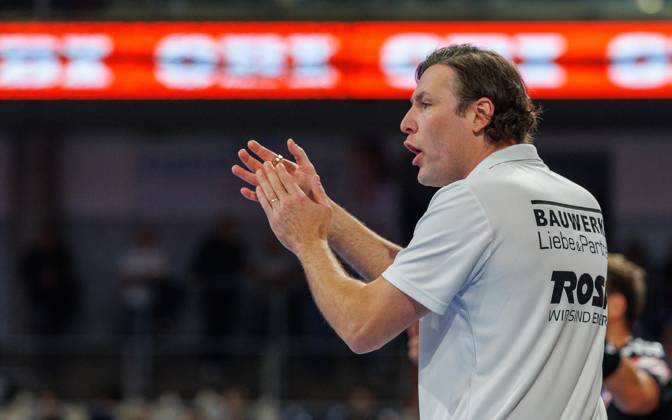 11.10.2026 - Handball - 1. Bundesliga OPEL HBL - Saison 2026 2027 - 08. Spieltag: HC Erlangen Metropolregion Nürnberg HCE - MT Melsungen - DaMa - xdaxmax - Johannes Sellin ( Trainer HC Erlangen HCE ) applaudiert klatscht in die Hände
