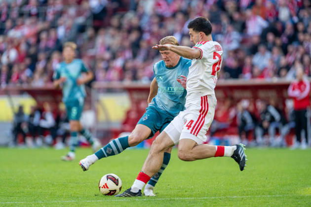 Isac Lidberg (Borussia Moenchengladbach, 03) im Zweikampf mit Luka Lochoshvili (1.FC Koeln, 24) 1.FC Köln vs. Borussia Moenchengladbach, Fussball, Bundesliga, 5.Spieltag, Saison 2026 27, 12.10.2026, DFL REGULATIONS PROHIBIT ANY USE OF PHOTOGRAPHS AS IMAGE SEQUENCES AND OR QUASI-VIDEO, 1.FC Köln vs. Borussia Moenchengladbach, Fussball, Bundesliga, 5.Spieltag, Saison 2026 27, 12.10.2026 Köln Copyright: xEibner-Pressefoto LukasxBaldygax EP_LBA