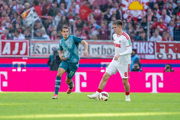 Florian Neuhaus (Borussia Moenchengladbach, 10) laueft Isak Johannesson (1.FC Koeln, 08) an 1.FC Köln vs. Borussia Moenchengladbach, Fussball, Bundesliga, 5.Spieltag, Saison 2026 27, 12.10.2026, DFL REGULATIONS PROHIBIT ANY USE OF PHOTOGRAPHS AS IMAGE SEQUENCES AND OR QUASI-VIDEO, 1.FC Köln vs. Borussia Moenchengladbach, Fussball, Bundesliga, 5.Spieltag, Saison 2026 27, 12.10.2026 Köln Copyright: xEibner-Pressefoto LukasxBaldygax EP_LBA