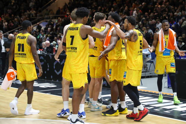 11.10.2026, xgox, Basketball - easyCredit BBL, Basketball Loewen Braunschweig - MHP RIESEN Ludwigsburg emspor, v.l. Ludwigsburg Jubel ueber den Sieg, Jubel nach Spielende Braunschweig