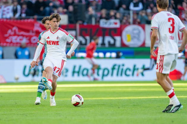 Mikey Moore (1.FC Koeln, 47) am Ball im Zweikampf mit Philipp Sander (Borussia Moenchengladbach, 16) passt zurueck 1.FC Köln vs. Borussia Moenchengladbach, Fussball, Bundesliga, 5.Spieltag, Saison 2026 27, 12.10.2026, DFL REGULATIONS PROHIBIT ANY USE OF PHOTOGRAPHS AS IMAGE SEQUENCES AND OR QUASI-VIDEO, 1.FC Köln vs. Borussia Moenchengladbach, Fussball, Bundesliga, 5.Spieltag, Saison 2026 27, 12.10.2026 Köln Copyright: xEibner-Pressefoto LukasxBaldygax EP_LBA