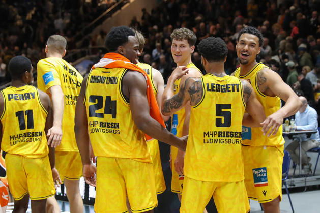 11.10.2026, xgox, Basketball - easyCredit BBL, Basketball Loewen Braunschweig - MHP RIESEN Ludwigsburg emspor, v.l. Ludwigsburg Jubel ueber den Sieg, Jubel nach Spielende Braunschweig