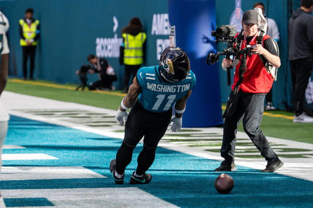 October 11, 2026, London, England, United Kingdom: Parker Washington celebrates after scoring a touchdown for the Jacksonville Jaguars during the NFL, American Football Herren, USA game against the Philadelphia Eagles NFL 2026: Eagles Vs Jaguars  - ZUMAh209 20261011_zsp_h209_015 Copyright: xAlixHabibx