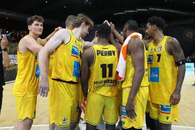11.10.2026, xgox, Basketball - easyCredit BBL, Basketball Loewen Braunschweig - MHP RIESEN Ludwigsburg emspor, v.l. Ludwigsburg Jubel ueber den Sieg, Jubel nach Spielende Braunschweig