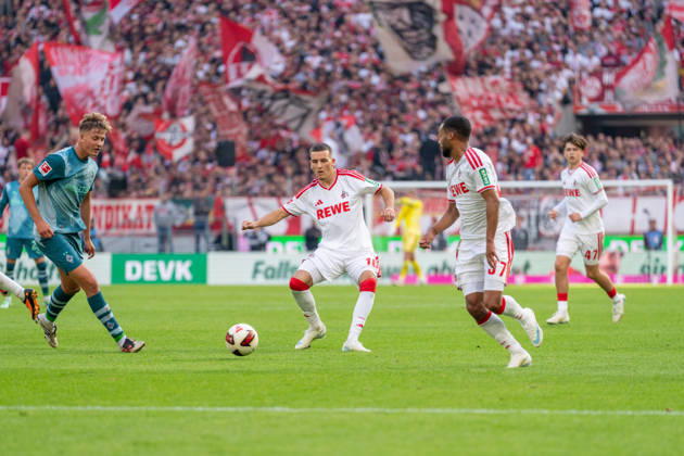 Jan Leszczynski (Borussia Moenchengladbach, 05) schaut dem Pass von Said El Mala (1.FC Koeln, 10) auf Linton Maina (1.FC Koeln, 37) zu 1.FC Köln vs. Borussia Moenchengladbach, Fussball, Bundesliga, 5.Spieltag, Saison 2026 27, 12.10.2026, DFL REGULATIONS PROHIBIT ANY USE OF PHOTOGRAPHS AS IMAGE SEQUENCES AND OR QUASI-VIDEO, 1.FC Köln vs. Borussia Moenchengladbach, Fussball, Bundesliga, 5.Spieltag, Saison 2026 27, 12.10.2026 Köln Copyright: xEibner-Pressefoto LukasxBaldygax EP_LBA